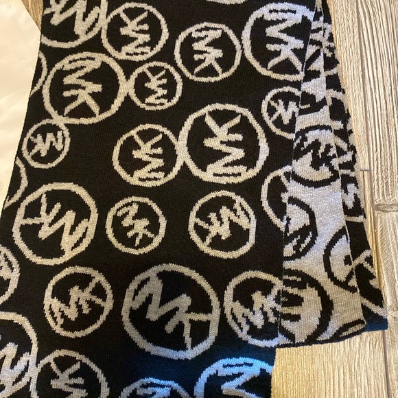 Michael Kors  scarf - Picture 4 of 14